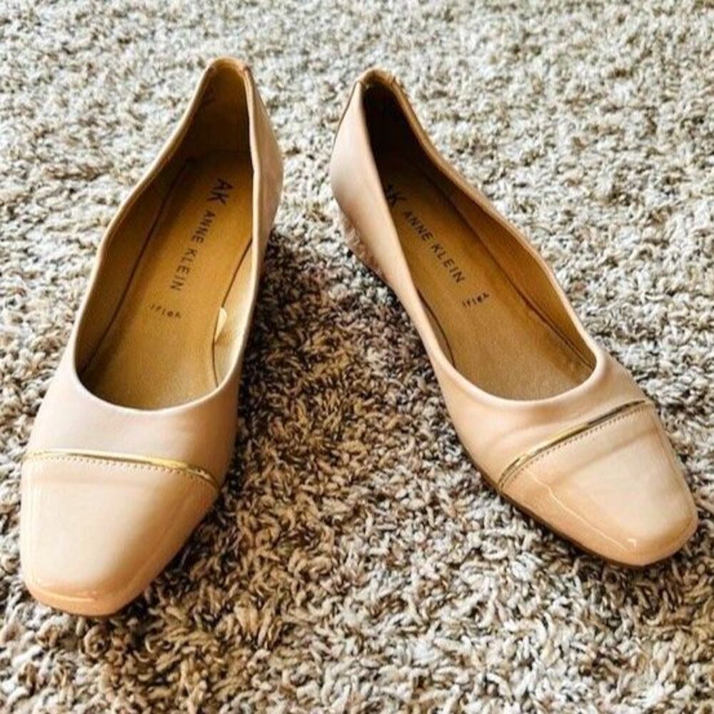 Ann Klein Mildred Iflex Wedge Pump Balletcore Nude Glossy Gold Close toe shoes 9